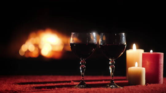 桌子葡萄酒和蜡烛的特写