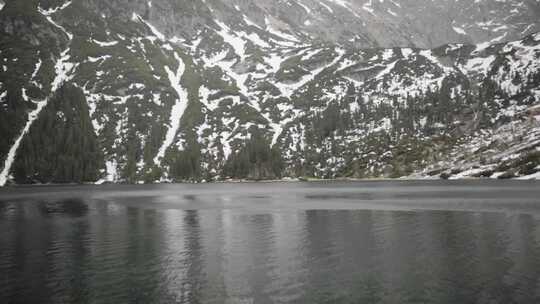 雪山山麓的平静湖