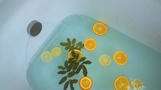 浴缸中飘浮着的柠檬片