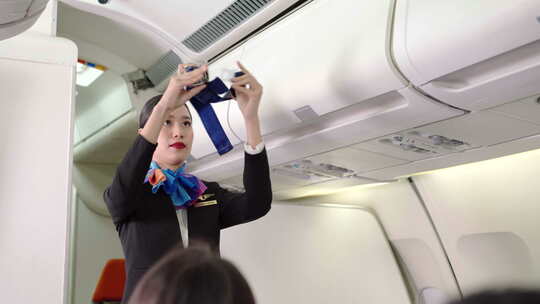 飞机乘务员展示系好安全带