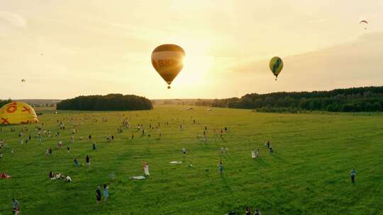 天空中的热气球航拍