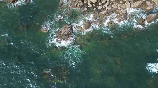 海浪拍打礁石大海浪花礁石