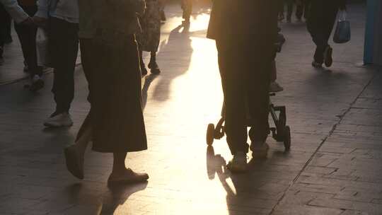 夕阳人群走路光影变化