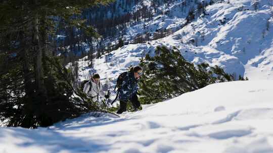 女人和狗在雪山徒步旅行