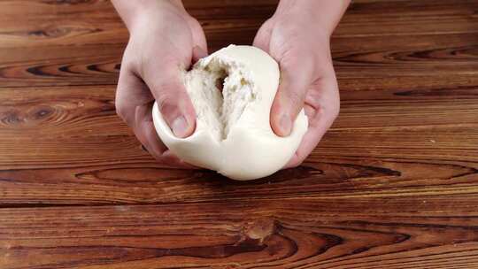 双手捏开蓬松白面馒头