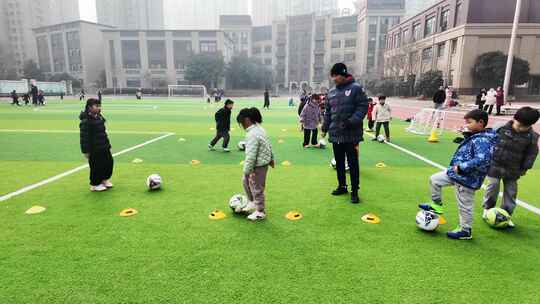 少儿足球小学生练球体能训练踢足球视频素材模板下载