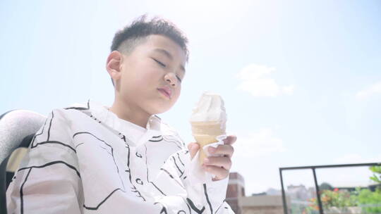 快乐的小男孩吃冰淇淋