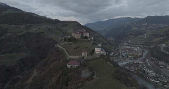 意大利丘萨镇、萨比奥纳修道院和白云石的鸟