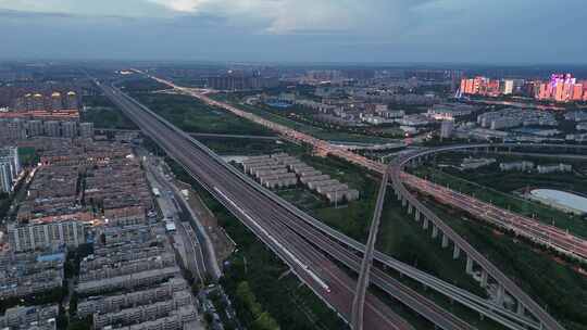 铁路桥轨道交通高铁经过城市夜景