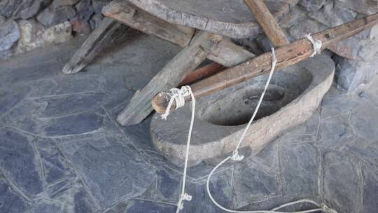 苗族苗寨生产工具农具石磨视频素材模板下载