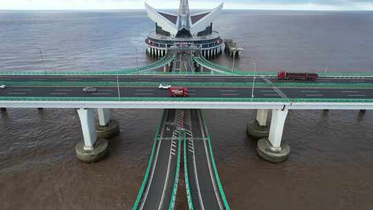 杭州湾跨海大桥高速上的海天一洲