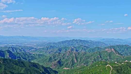 夏季蓝天白云绿色大山山顶全景风光