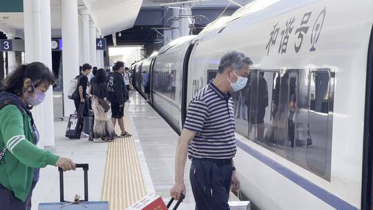 高铁旅客上车