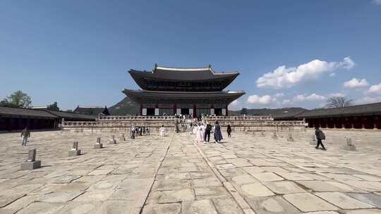 参观韩国景福宫的游客