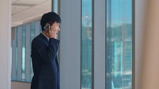 商务人士办公室内打电话