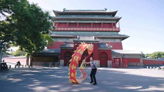 北京早晨舞彩带龙的老年人市民