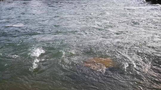 实拍湖面波光瀑布流水