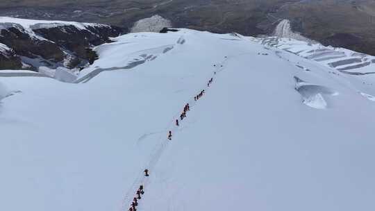 航拍冰川之父慕士塔格峰雪山冰川上的登山队