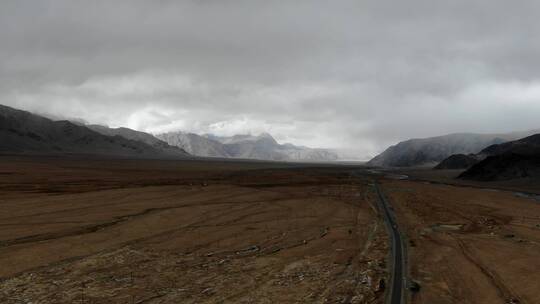 西藏喀什盘龙古道雪山湖泊风光