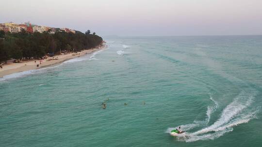 航拍广西北海涠洲岛海滨沙滩海岸线自然风光