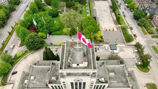 温哥华市政厅，屋顶上挂着加拿大国旗，白天在加拿大不列颠哥伦比亚省温哥华。-天线