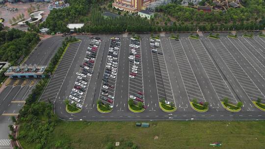 航拍城市室外空旷停车场