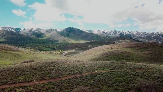 航拍人们骑山地车旅行