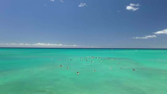 海上冲浪者的空中镜头