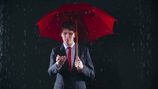 男人打着红伞独自在雨中视频素材模板下载