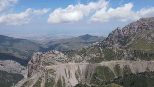 伊昭公路悬崖峭坡盘山公路车流远景7秒