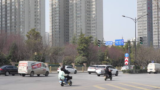 早高峰城市人流车流忙碌生活