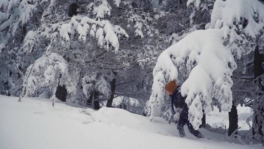 男孩在下雪的天气里穿过森林