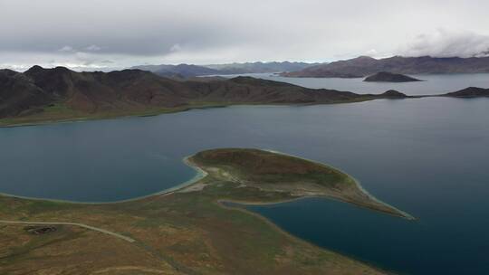 西藏山南浪卡子县羊卓雍错湖泊自然风光