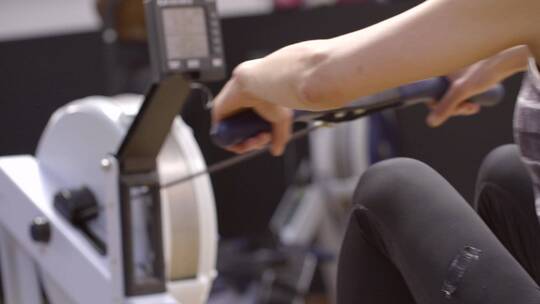 女人在健身中心健身视频素材模板下载