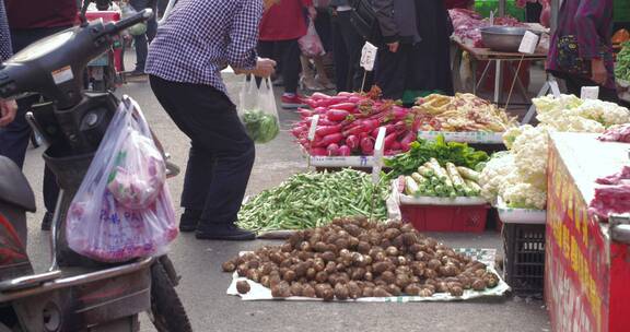 热闹拥挤露天菜市场