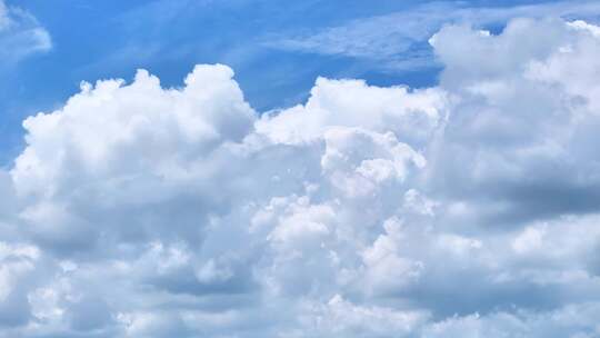 蓝天白云下的蓬松云朵云延时万里云卷云舒