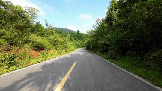 开车行驶在无锡乡村道路上