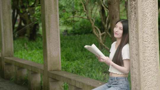 大学生美女看书学习校园公园夏天春天树林