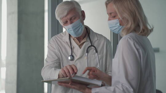 戴着口罩的医生讨论学术视频素材模板下载