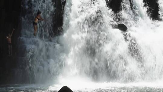 瀑布-跳水跳瀑布