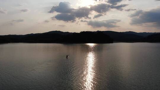 桨板湖面夕阳黄昏意境唯美