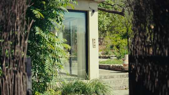 民宿小院别墅幽静质感的环境孤独感的秋千视频素材模板下载