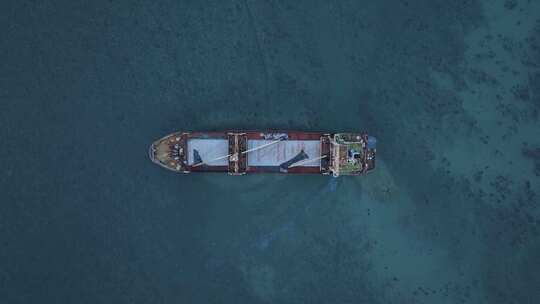 海南龙港海滩搁浅货船航拍