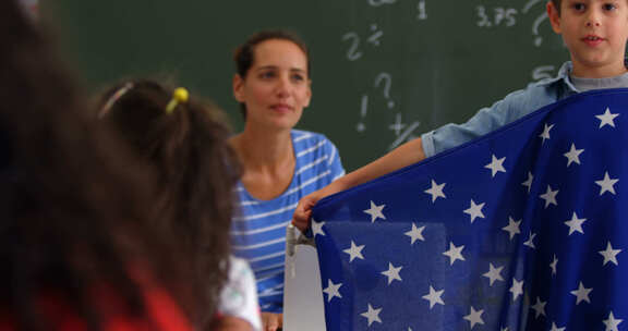 男生在教室里解释国旗