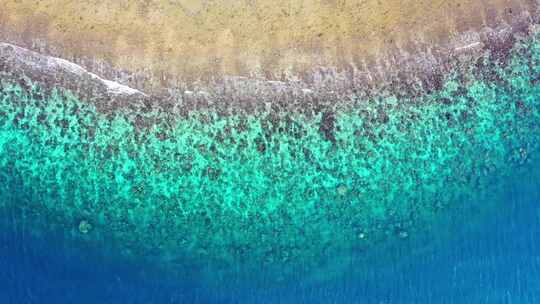 4K- 海浪冲向海岸的航拍镜头