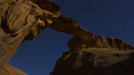 仰望夜空下沙漠中的拱形结构视频素材模板下载