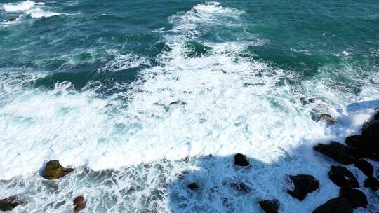 三亚后海渔村冲浪圣地的浪花航拍风景