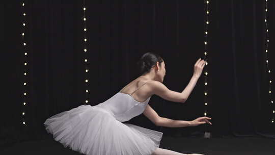 女人芭蕾天鹅湖梦幻慢动作光影素材