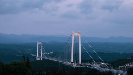 傍晚时的龙江大桥