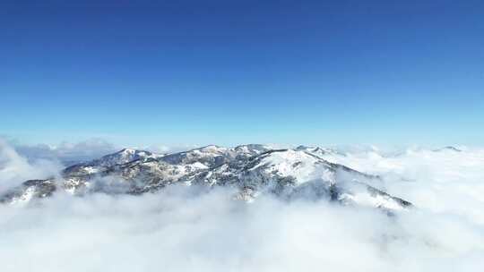 高空航拍冬天雪山云海天空自然风景